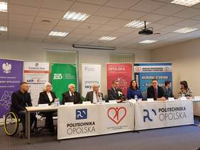 Pokaż zdjęcie: Briefing prasowy PFRON, ZUS, Wicewojewody, przedstawicieli Politechniki Opolskiej, Państwa Teresy i Kazimierza Jednoróg z Fundacji Dom i pana Tomasza Kuneckiego - niepełnosprawnego kierowcy rajdowego z Opolszczyzny