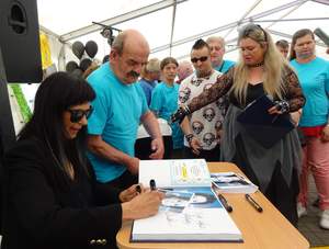 Kolejka po autograf Wandy Kwietniewskiej była bardzo długa 