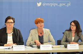 Od lewej: wiceminister rodziny, pracy i polityki społecznej Elżbieta Bojanowska, minister rodziny, pracy i polityki społecznej Elżbieta Rafalska, p.o. prezesa zarządu PFRON Dorota Habich