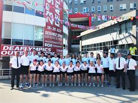 Pokaż zdjęcie: Reprezentacja Polski kobiet niesłyszących w piłce nożnej wraz ze sztabem trenerskim - zdobywczynie wicemistrzostwa olimpijskiego podczas XXIII Letnich Igrzysk Olimpijskich Niesłyszących w „Deaflympics” w Samsun (Turcja) przed stadionem olimpijsk