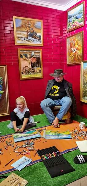 Pokaż zdjęcie: Stanisław Kmiecik i Martynka Gruca  podczas obchodów III Dnia Artystów Malujących ustami i stopami