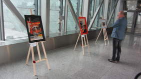 Pokaż zdjęcie: Zwiedzanie wystawy przez zaproszonych gości