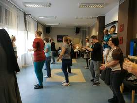 Pokaż zdjęcie: Ćwiczenia taneczne