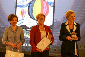 Pokaż zdjęcie: Trzy kobiety na tle obrazu. 