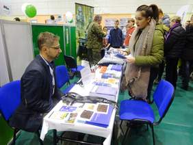 Zwiedzający targi przy punkcie Kujawsko-Pomorskiego Oddziału PFRON