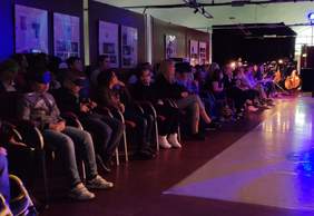 Pokaż zdjęcie: Widownia spektaklu "Ongaku. Trzy kamienie" w Operze Krakowskiej