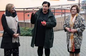 Pokaż zdjęcie: W uroczystym przekazaniu samochodu uczestniczyła  Dyrektor Oddziału Kujawsko-Pomorskiego  PFRON Aleksandra Gierej, Dyrektor Wydziału Polityki Społecznej Urzędu Miasta w Grudziądzu Anna Stachula-Rębisz
