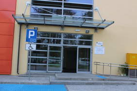 Pokaż zdjęcie: Główne wejście do obiektu