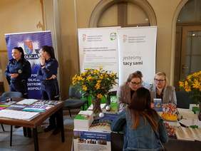 Pokaż zdjęcie: Przedstawiciele Oddziału Wielkopolskiego PFRON udzielają porad uczestnikom Dnia Osób z Niepełnosprawnością w Ostrowie Wielkopolskim