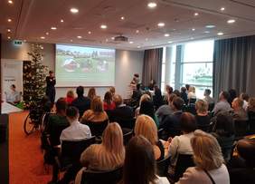 Pokaż zdjęcie: Wystąpienie Ewy Jedlikowskiej, dyrektor Ośrodka Kultury Leśnej w Gołuchowie podczas konferencji pt. „Wizja - Wiedza - Wsparcie czyli WWW o dostępności przestrzeni społecznej”