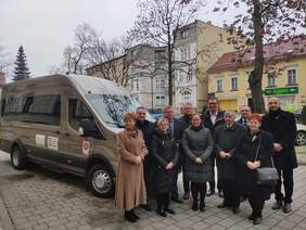 Pokaż zdjęcie: Zdjęcie współne uczestników spotkania na tle autobusu
