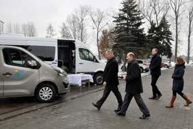 Pokaż zdjęcie: Przekazanie samochodów dofinansowanych ze środków PFRON (fot. kety.pl)