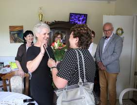 Prezes Hospicjum "Nadzieja" - Aleksandra Ruszczak przyjmuje życzenia i kwiaty 