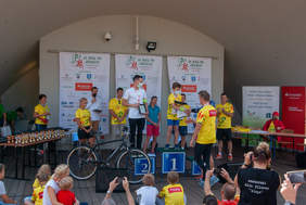 Pokaż zdjęcie: Dekoracja zawodników w kategorii PTWM