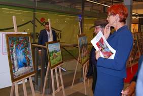 Pokaż zdjęcie: Stanisław Kmiecik opowiedział Minister Elżbiecie Rafalskiej o swoich obrazach