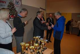 Dyrektor Jan Wroński wręcza nagrody