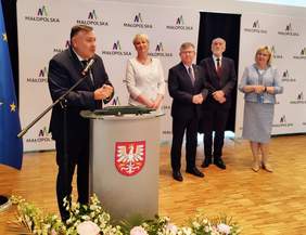 Pokaż zdjęcie: Wręczenie nagrody Adamowi Stromidło - prezesowi Oddziału Małopolskiego PZG