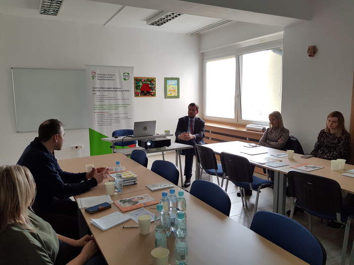 Pokaż zdjęcie: Dyrektor Oddziału w rozmowie z szefami PZON, wszyscy są w sali konferencyjnej