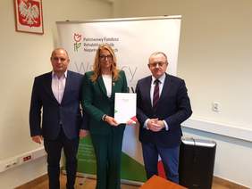 Pokaż zdjęcie: Powiat ostrowiecki  reprezentowała: Agnieszka Rogalinska starosta powiatu oraz Łukasz Dybiec wicestarosta