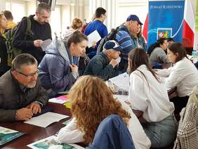 zbliżenie na grupę uczestników, pracodawców i poszukujących pracy, kilkanaście osób