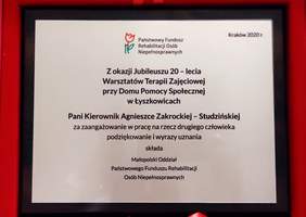 Pokaż zdjęcie: Grawerton przekazany przez przedstawicieli Oddziału Małopolskiego PFRON