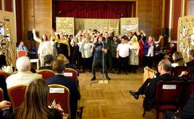 Scena kończąca przedstawienie - zdjęcie grupowe wszystkich występujacych w przedstawieniu