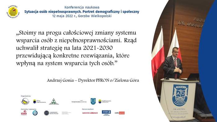 Pokaż zdjęcie: Grafika z cytatem z konferencji Dyrektora Oddziału Lubuskiego PFRON wraz z jego zdjęciem przy mównicy na tle flag Polski w trakcie przemówienia