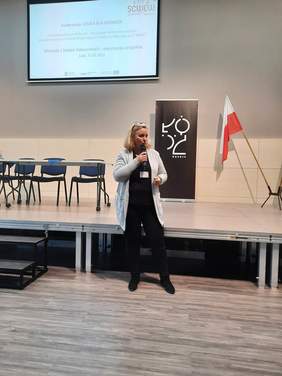 Pokaż zdjęcie: Wystąpienie ekspertki z PFRON-u