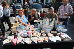 Pokaż zdjęcie: Festyn Przyjaźni „Tacy Sami” w Tczewie - stoisko z pracami artystycznymi