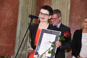 Pokaż zdjęcie: Karolina Kasprzak z miesięcznika „Filantrop Naszych Czasów" z tytułem „Dziennikarz Bez Barier"