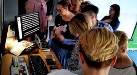 Pokaż zdjęcie: Wystawa sprzętu elektronicznego ułatwiającego funkcjonowanie osobom niepełnosprawnym