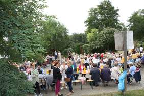 Pokaż zdjęcie: Uczestnicy imprezy integrującej osoby niepełnosprawne pn.: „Pożegnanie Lata w Muzycznych Klimatach”