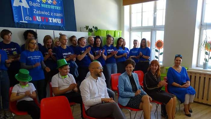 Pokaż zdjęcie: Anna Skupień, dyrektor Oddziału Wielkopolskiego PFRON w Specjalnym Ośrodku Szkolno-Wychowawczym w Kłecku podczas uroczystości przekazania do użytku inwestycji dofinansowanych ze środków PFRON