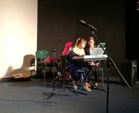 Pokaż zdjęcie: Młodzież z trisomią gra kolędy