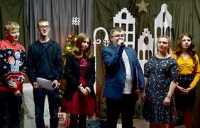 Pokaż zdjęcie: Spotkanie uświetnili swoim występem: „Magia świąt” uczniowie placówki