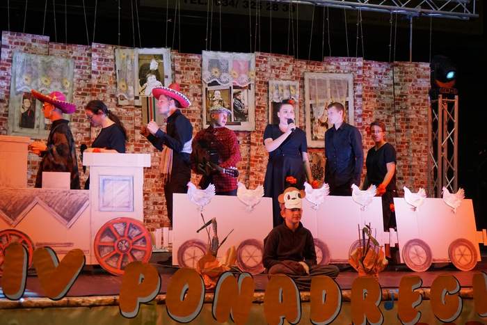 Pokaż zdjęcie: Występ wokalny