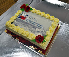 tort okolicznościowy, kształ prostokątny, z napisem 70 lat Polskiego Związku Głuchych Koło w Przemyślu