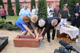 Zarząd i pracownicy Hospicjum podczas wmurowywania kamienia