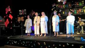 Pokaż zdjęcie: występy artystyczne wykonawców biorących udział w konkursie