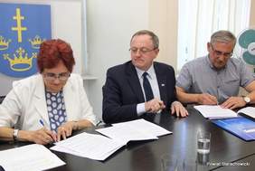 Pokaż zdjęcie: Danuta Krępa Starosta Starachowicki podczas podpisywania umowy dofinansowania w programie PWRMR III. Na zdjęciu od lewej: Danuta Krępa Starosta Starachowicki, Andrzej Michalski Dyrektor Oddziału Świętokrzyskiego PFRON oraz Marek Pawłowski Wicestaro
