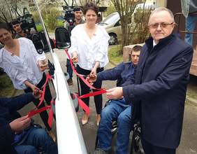 Pokaż zdjęcie: Dyrektor Oddziału Świętokrzyskiego PFRON Andrzej Michalski przecina symboliczną wstęgę