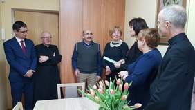 Pokaż zdjęcie: Przekazanie umowy przez dyrektor Martę Mordarską