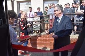 Pokaż zdjęcie: Przecięcie wstęgi przez p.o. Dyrektora Warmińsko-Mazurskiego Oddziału PFRON