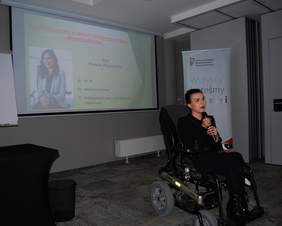 Pokaż zdjęcie: Pani Wioleta Więckowska, beneficjent programu Aktywny Samorząd podczas  IV Małopolskiej Konferencji "Międzyinstytucjonalna współpraca w obszarze wsparcia osób z niepełnosprawnością"