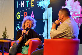 Pokaż zdjęcie: Pisarka Katarzyna Grochola udziela wywiadu