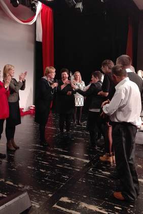 Pokaż zdjęcie: Marta Mordarska,dyrektor Małopolskiego Oddziału PFRON wręcza nagrodę główną zwycięzcom ze Środowiskowego Domu Samopomocy w Żegocinie