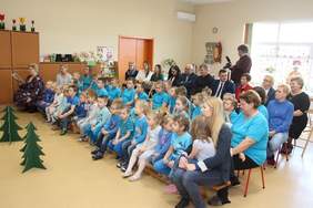 Pokaż zdjęcie: Występ artystyczny towarzyszący uoczystości przekazania busa dla wychowanków Przedszkola Samorządowego w Starym Mieście