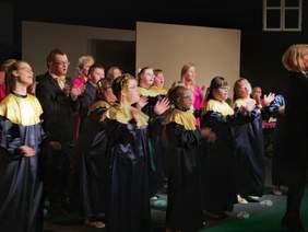 Pokaż zdjęcie: Podopieczni i wolontariusze Stowarzyszenia TRSIOŚpiewają kolędy i pastorałki w Teatrze EkoStudio