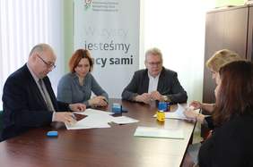 Pokaż zdjęcie: Podpisanie umowy