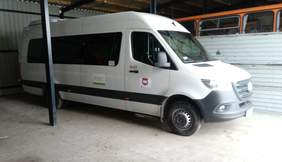 Pokaż zdjęcie: na zdjęciu: autobus marki Mercedes w kolorze białym z logo PFRON oraz logo Gminy Krośniewice